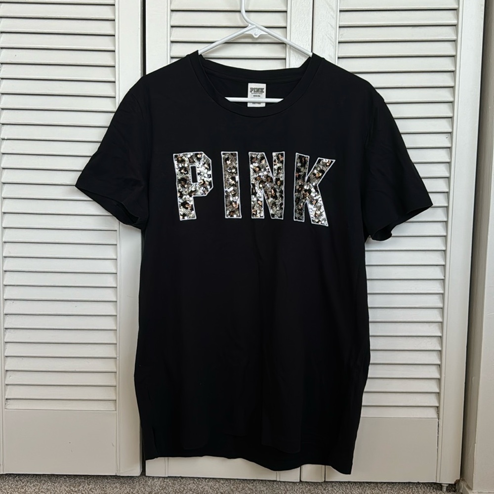 😊PINK Victoria’s secret leopard sequin tee